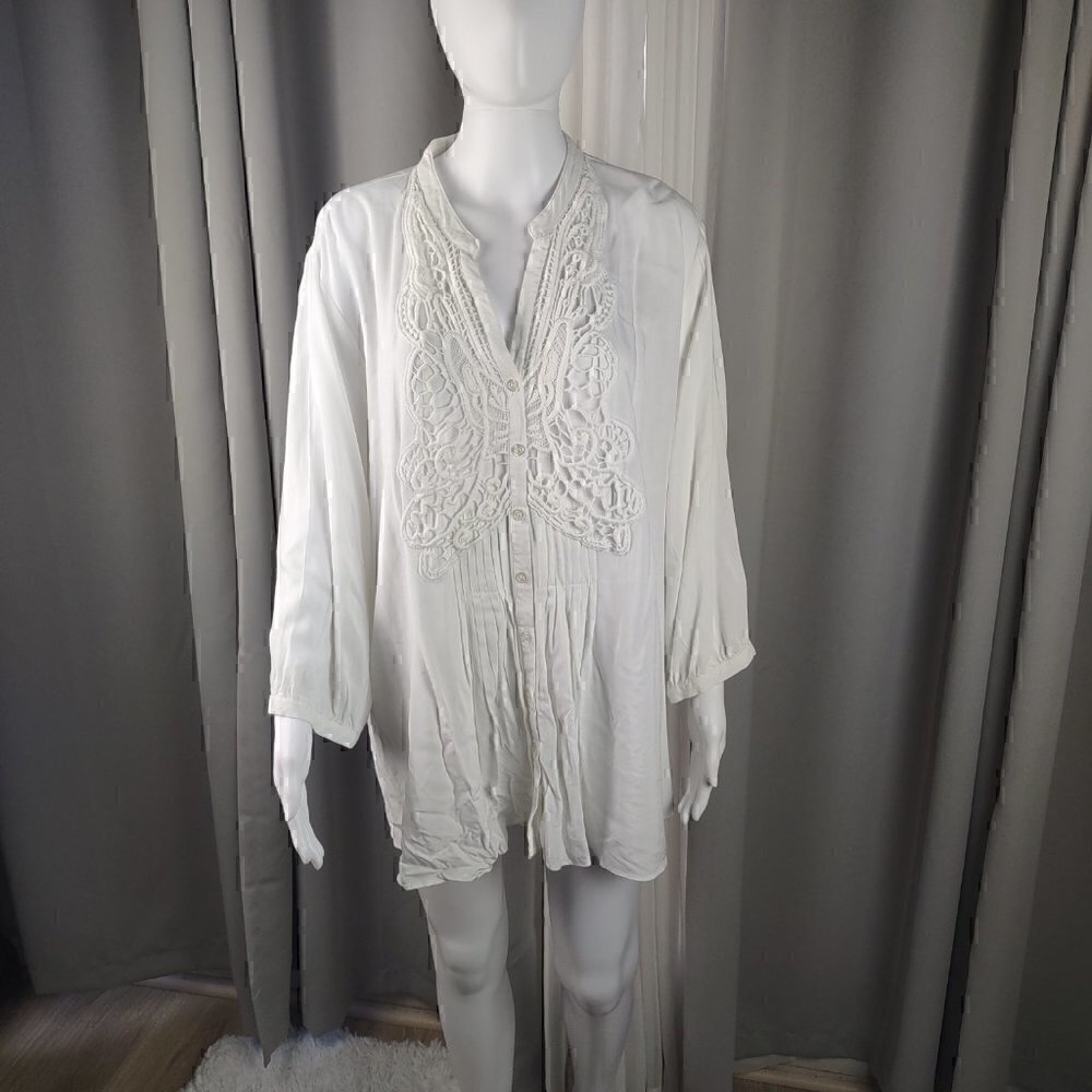 Spense  Woman 100% Viscose White Button-Up Long Sleeve Top. Size 1X